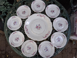 Gebakstel Wawel met roze roosjes en blauw/paarse bloemetjes