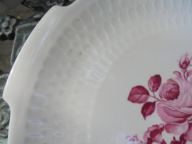 Gebakschaal met roze/rood bloemboeket  met oa pioen roos