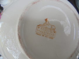 Theepot P. Regout met dubbele roze roosjes