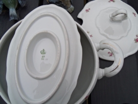 Soepterrine van Bavaria met roze/rode roosjes