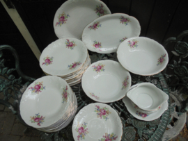 Dinerservies Wawel 12/11 persoons met grote bloemboeketten met oa. roze pioen roos