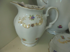 Koffieservies vol bloemboeketjes met oa. roze roosjes en goudlusters