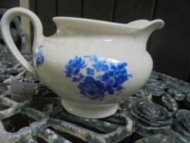 Melkkannetje MOSA met blauw bloemboeket en ribbel rand