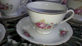 Koffieservies CMielow met grote bloemboeketten met oa roze roos