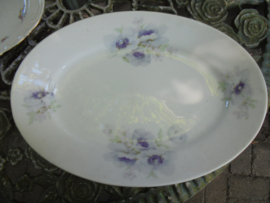 Grote ovale vleesschaal met zacht paarse bloemen / viooltjes ?