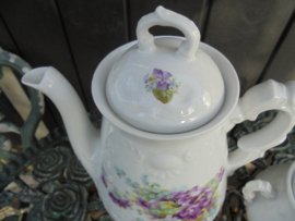 Koffiepot Brussels Porselein met paars bloemboeket (viooltjes?)