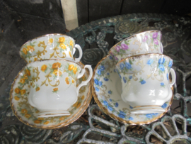 Grote kop en schotel Royal Albert Sheraton series MARJORIE met gele roosjes