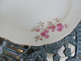 Grote ronde iets diepe serveerschaal Mosa met roze chrysantjes / bloemetjes