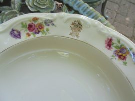 Diepe ronde kom / Saladekom  J. Kronester met bloemboeketten / roze roos en gouddecoraties