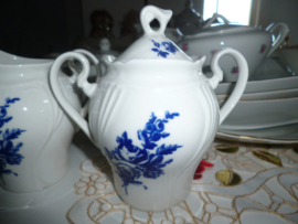 Roomstel met blauw bloemboeket met oa. roos