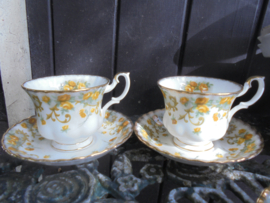 Grote kop en schotel Royal Albert Sheraton series MARJORIE met gele roosjes