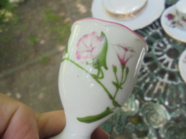 Wit porseleinen Eierdop met roze bloem / bloesem