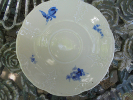 3 losse schotels theekop en schotel MOSA met blauw bloemboeket