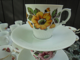 Set van 3 kop en schotels met gele / roze en rode bloem Bavaria