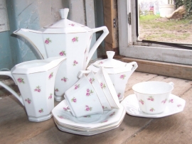 6 persoons Victoria Art Deco Koffieservies met roze/rode roosjes