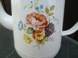 Wit Emaille Koffie/Theepotje met bloemboeket met oa. roze roos