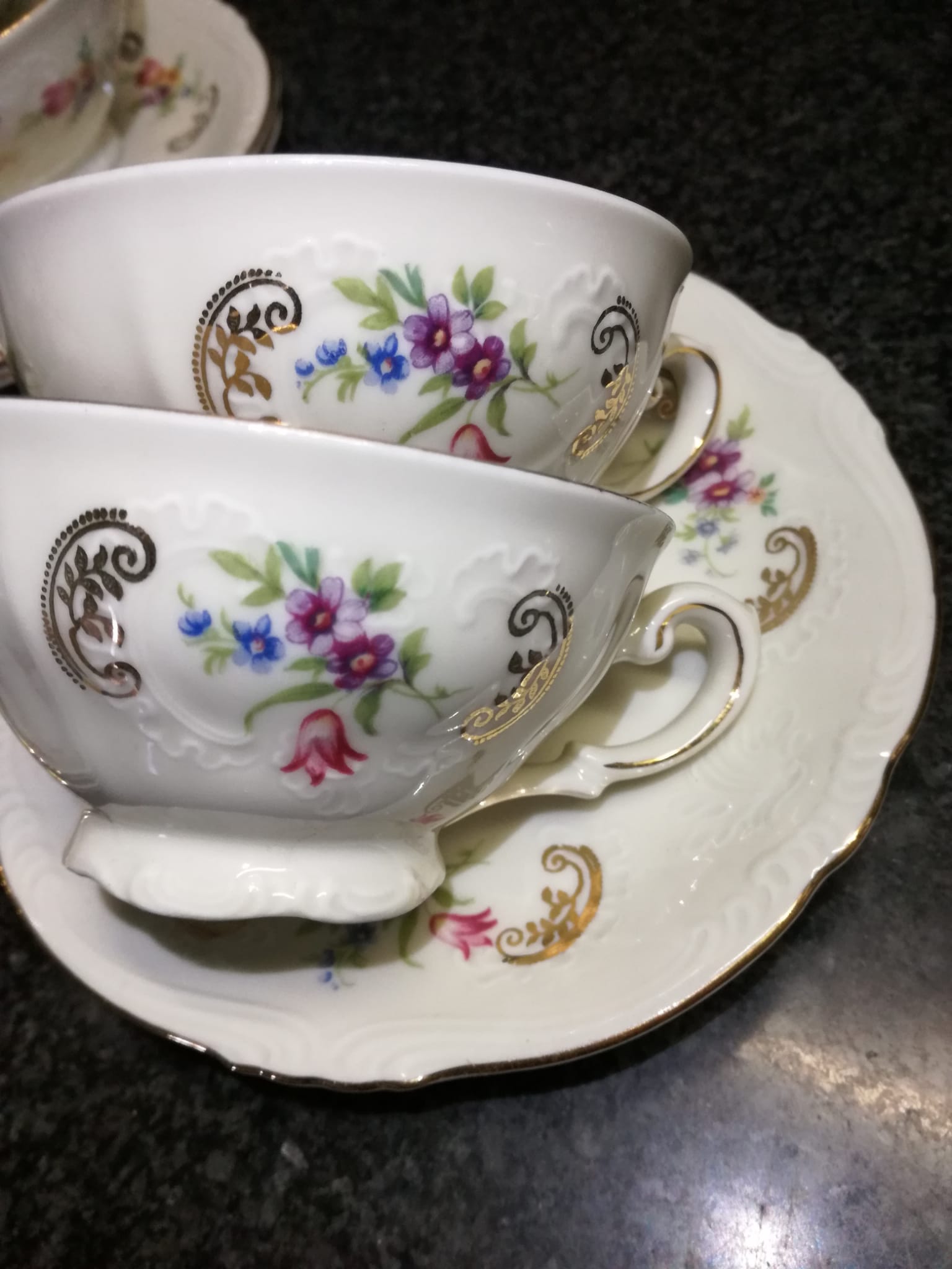 Kop en schotel Mitterteich Bavaria met bloemboeketjes / roze roosjes en gouddecoratie