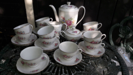 Koffieservies met grote bloemboeketten met oa roze roos