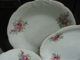 Dinerservies Wawel 12/11 persoons met grote bloemboeketten met oa. roze pioen roos