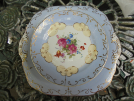 Gebakstel met licht blauwe rand en roze roosjes Old English J. & G.