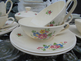 Kop en schotel MOSA met bloemboeket met oa. roze / rode roos