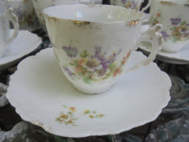 Kop en schotel Brussels porselein met paarse en witte bloemen