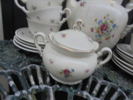 Koffieservies Mitterteich Bavaria met bloemboeketjes met oa. roze roosjes