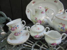 Jarolina / Karolina Koffiepot met grote bloemboeketten oa. roze roos