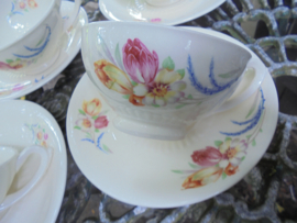 Theekop en schotel MOSA met roze en gele tulp en blauw takje