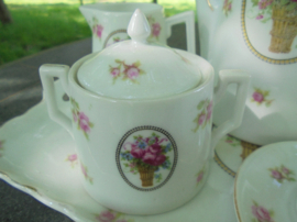 Victoria Koffie/Mokka serviesje met roze roosjes en medaillon met rozen mandjes