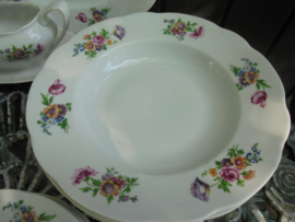 Diep bord met bloemboeketten / roze roos en tulp