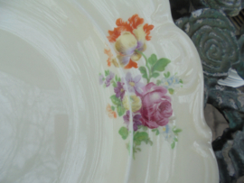 Diep bord met bloemboeketjes / roze roosjes