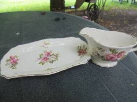 Engelse 2 vaks schaal Old Foley : Harmony Rose met roze roosjes / witte bloem