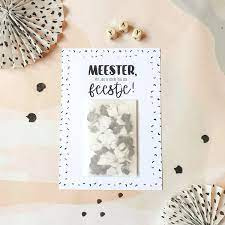 Ansichtkaart met confetti "meester feestje"