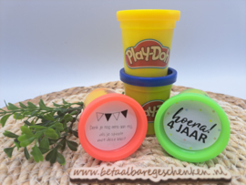 Traktatie Play-Doh potjes met sticker