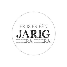 Sticker "Er is er een jarig, Hoera"