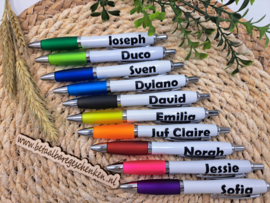 Traktatie pennen gekleurd met naam