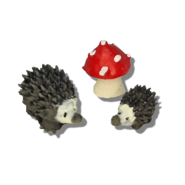 Miniatuur egeltjes en paddenstoel