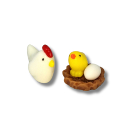 miniatuur kip met kuiken en nest
