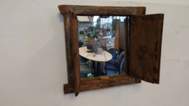 Oud houten wandpaneel met spiegel