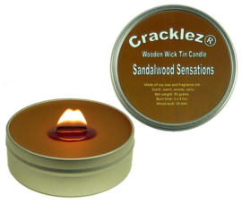 Cracklez® Knetter Houten Lont Geurkaars in blik Sandalwood Sensations. Kruidige Sandelhout. Donker-bruin.