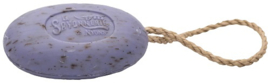 La Savonnerie de Nyons -  Scrubzeep aan koord Lavendel 200 gram in doosje.