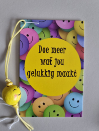 Kaartje - Doe meer wat jou gelukkig maakt - Vrolijke Houten Hanger Smiley