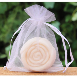 La Savonnerie de Nyons  -Gastenzeepje roosje coton in een wit organzazakje