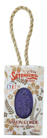La Savonnerie de Nyons -  Scrubzeep aan koord Lavendel 200 gram in doosje.