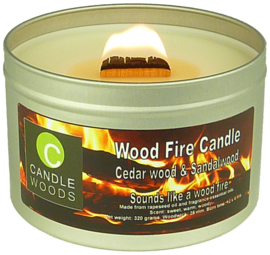 Candle Woods grote knetterende houtvuur geur kaars Cedar wood & Sandalwood in blik met vensterdeksel en houtlont. Ceder en Sandelhout geur.