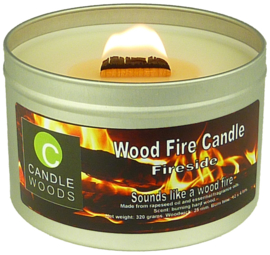 Candle Woods grote knetterende houtvuur geur kaars Fireside in blik met vensterdeksel en houtlont. Haardvuur geur.