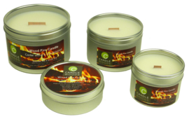 Candle Woods grote knetterende houtvuur geur kaars Patchouli & Cedar in blik met vensterdeksel en houtlont. Patchouli-Ceder geur.