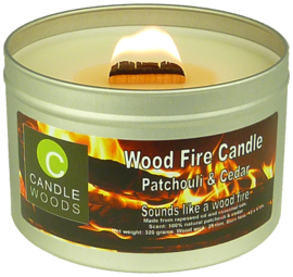 Candle Woods grote knetterende houtvuur geur kaars Patchouli & Cedar in blik met vensterdeksel en houtlont. Patchouli-Ceder geur.