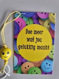 Kaartje - Doe meer wat jou gelukkig maakt - Vrolijke Houten Hanger Smiley